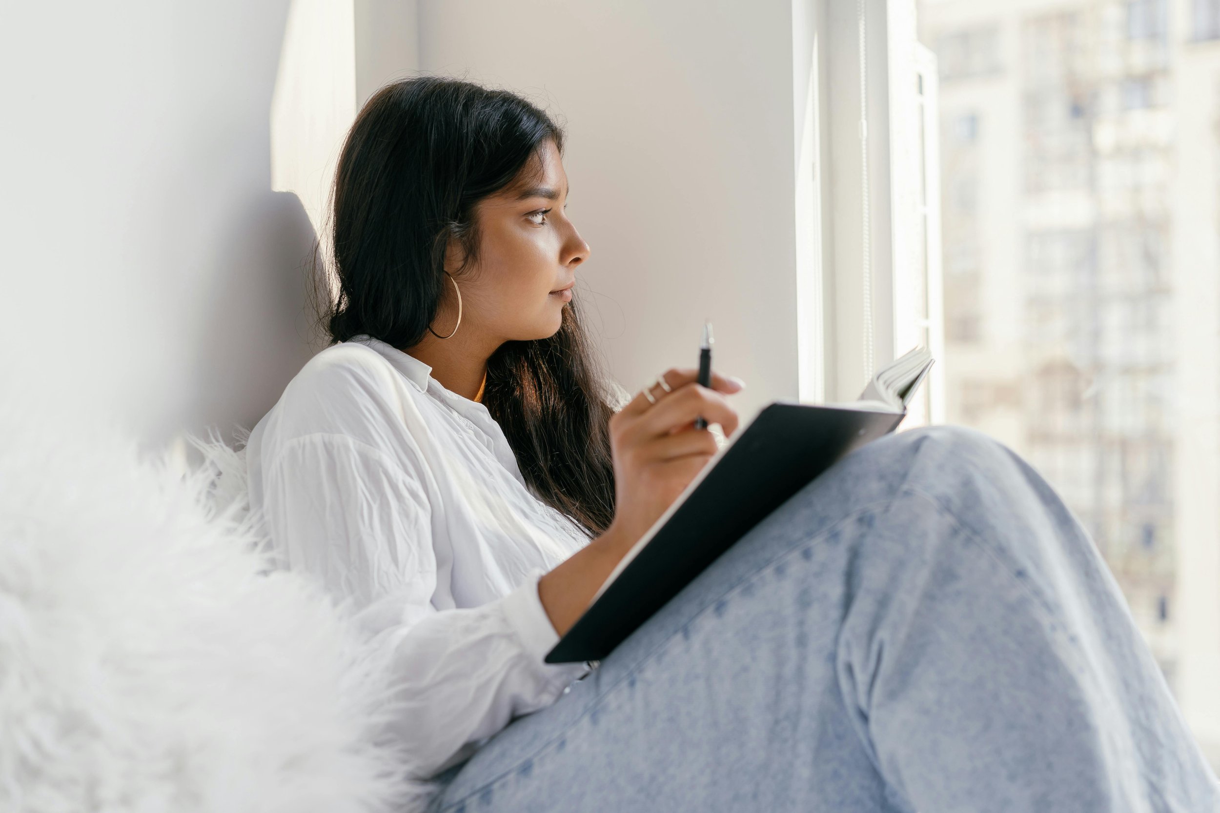 Student practicing paragraph writing with virtual tutor